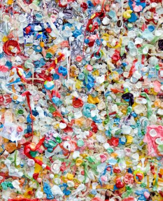 Araştırmacılar yeniden şekillendirilebilen ve geri dönüştürülebilen sert, kendi kendini iyileştiren plastik üretti